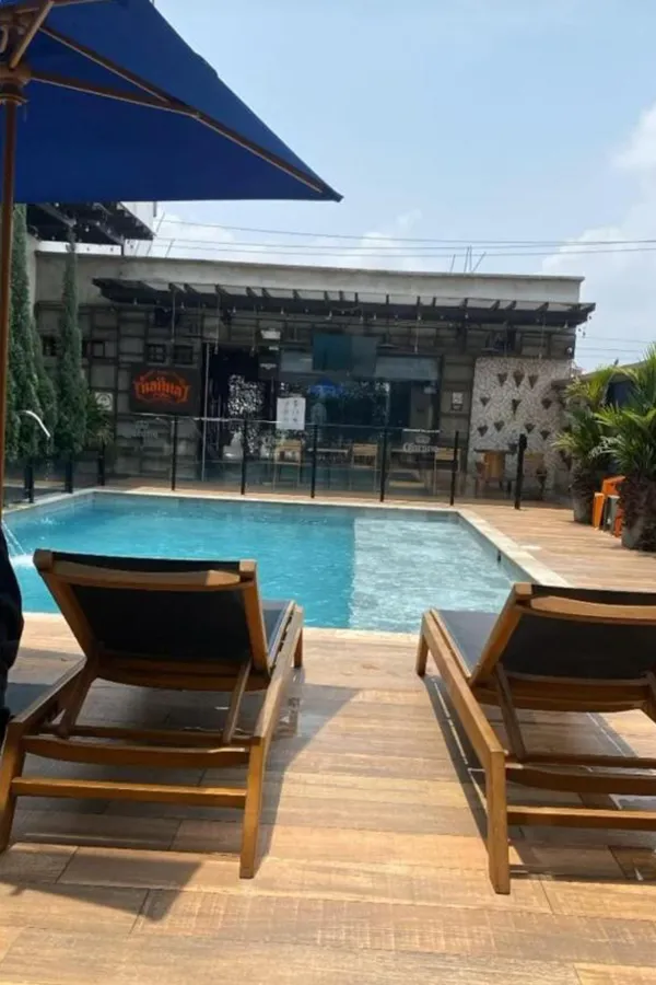 Fotografía de la piscina y la zona de bronceo